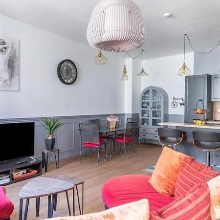 Spacious 3 Bedrooms Flat In Town Center *